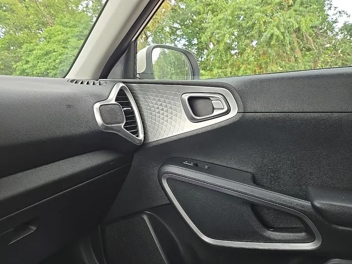 2023 Kia Soul - view 26