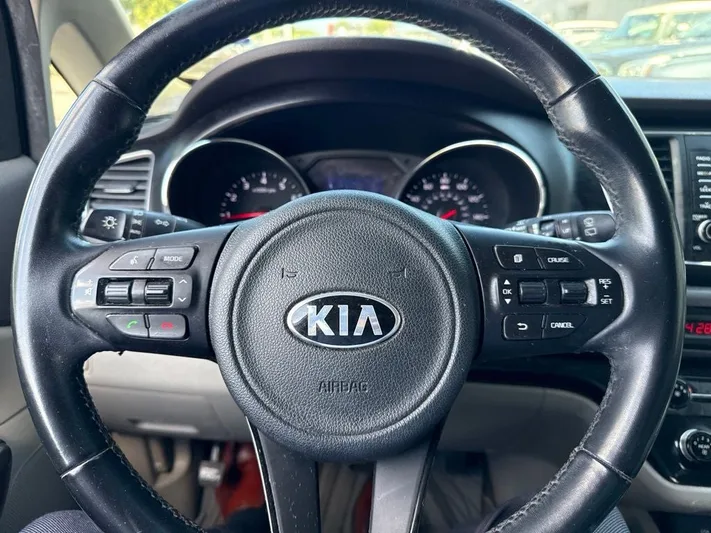 2017 Kia Sedona - view 4