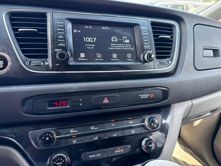 2017 Kia Sedona - view 5