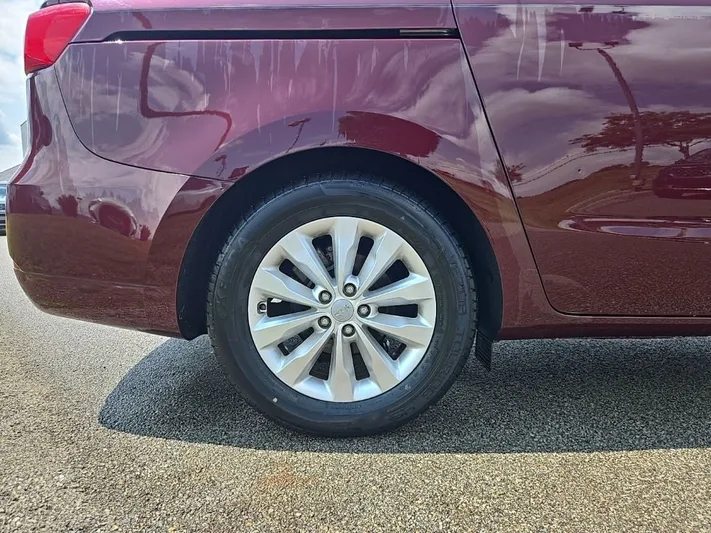 2018 Kia Sedona - view 12