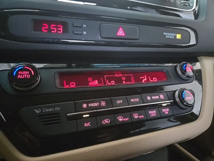 2018 Kia Sedona - view 27