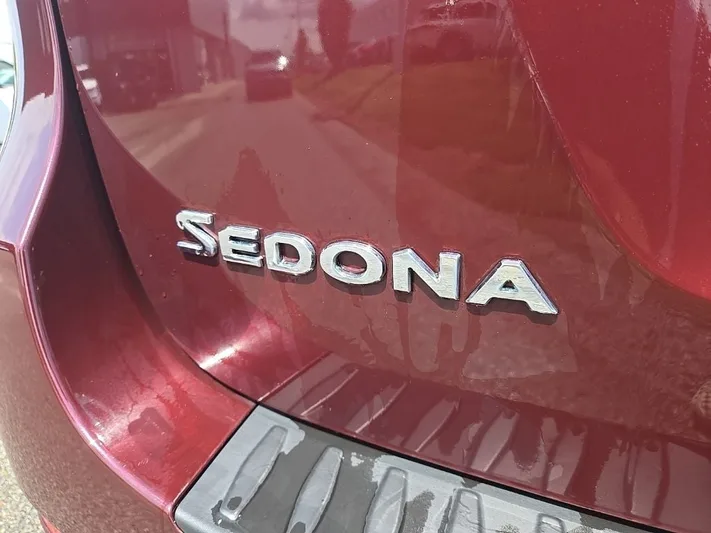 2018 Kia Sedona - view 6