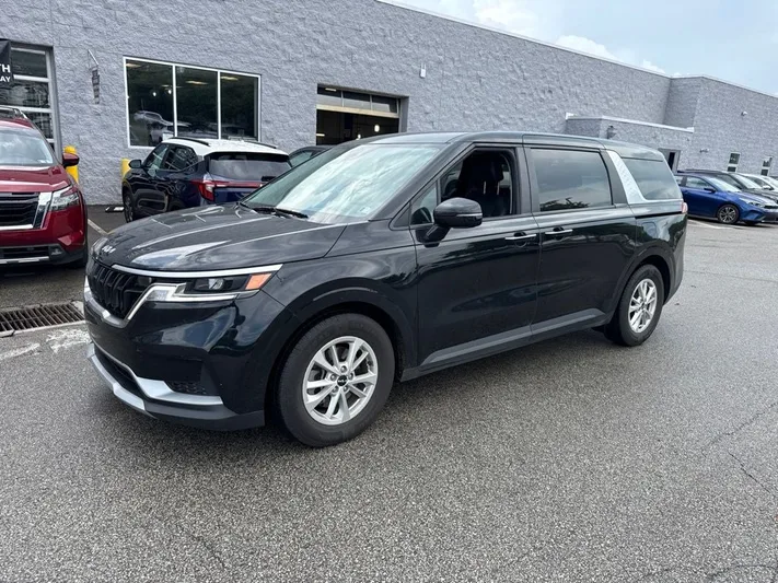 2023 Kia Carnival - view 3