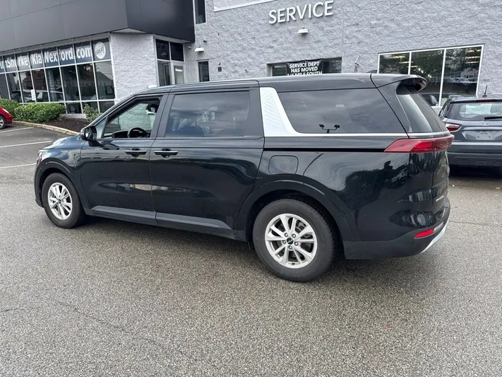 2023 Kia Carnival - view 4