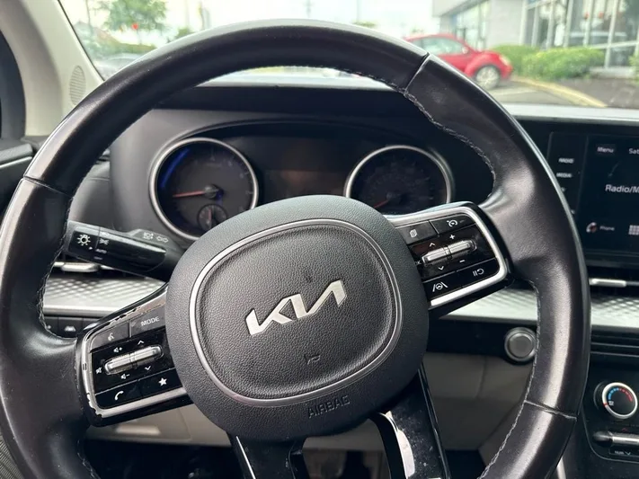 2023 Kia Carnival - view 6