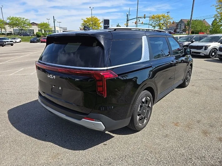2025 Kia Carnival - view 3