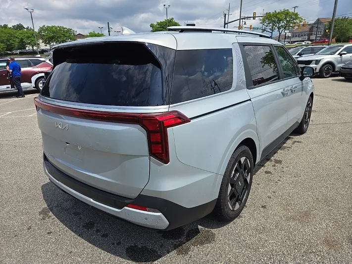 2025 Kia Carnival - view 3