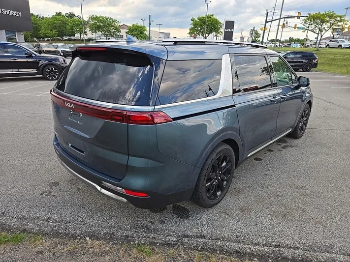 2024 Kia Carnival - view 3
