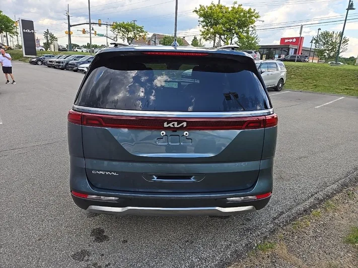 2024 Kia Carnival - view 4