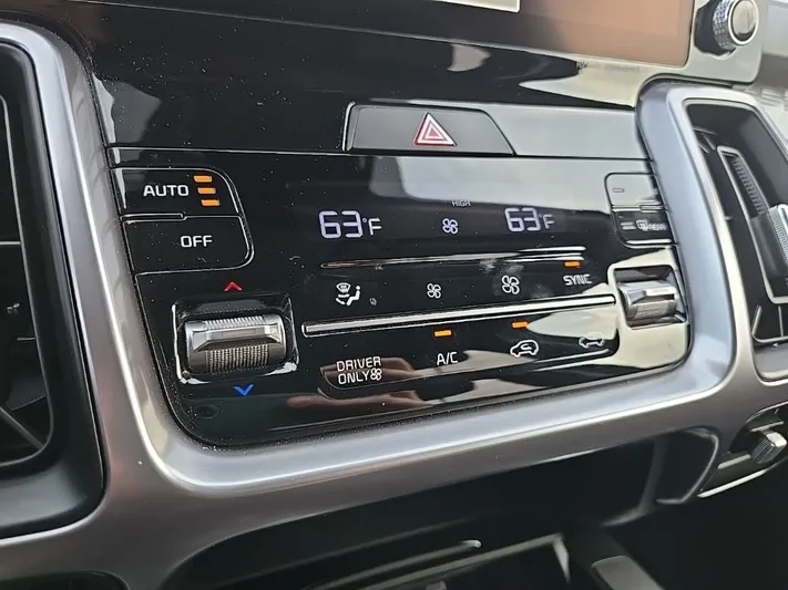 2023 Kia Sorento - view 24