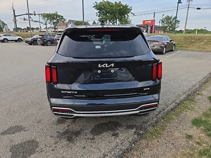 2023 Kia Sorento - view 6
