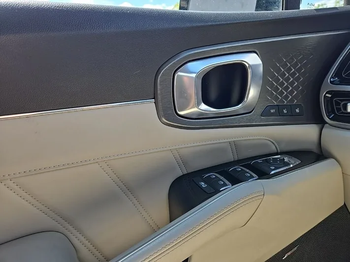 2023 Kia Sorento - view 17