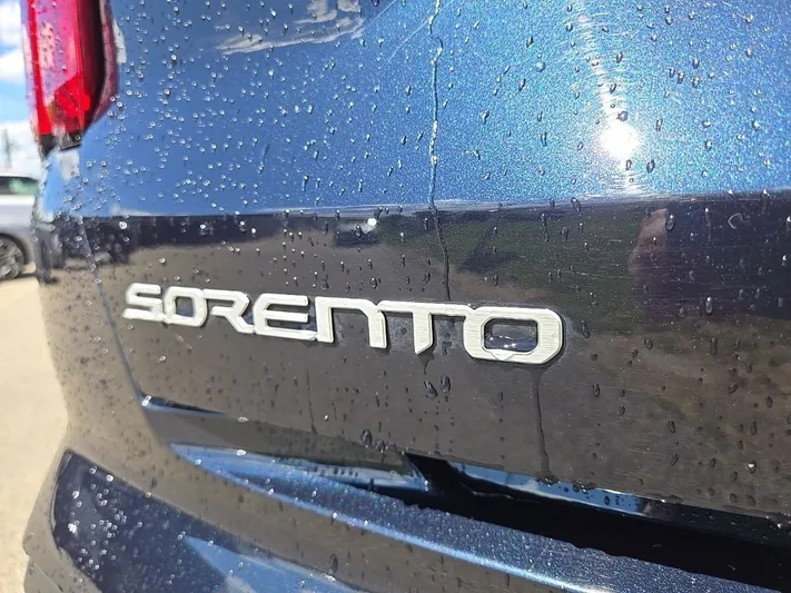 2023 Kia Sorento - view 6