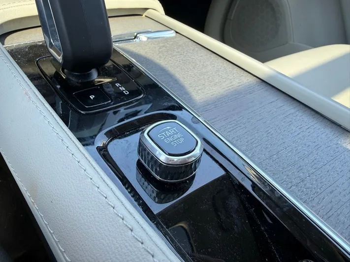 2025 Volvo XC90 - view 26