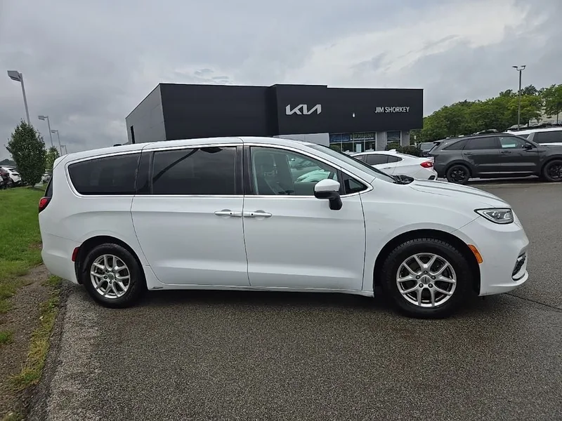 2023 Chrysler Pacifica Touring L, photo 2