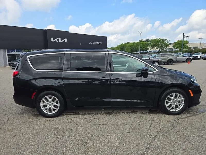 2023 Chrysler Pacifica Touring L, photo 2