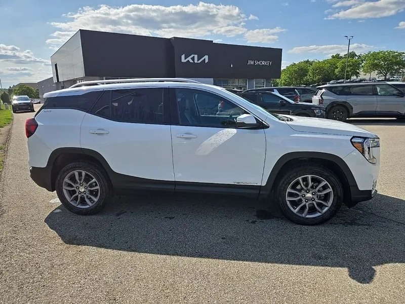 2024 GMC Terrain SLT AWD, photo 2