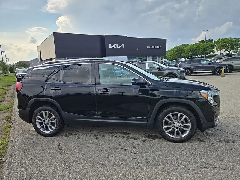 2022 GMC Terrain SLT AWD, photo 2