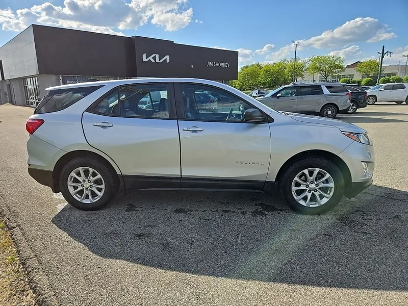 2020 Chevrolet Equinox LS AWD, photo 2