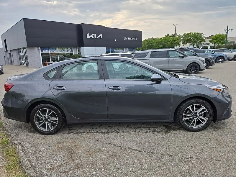 2023 Kia Forte LXS, photo 2
