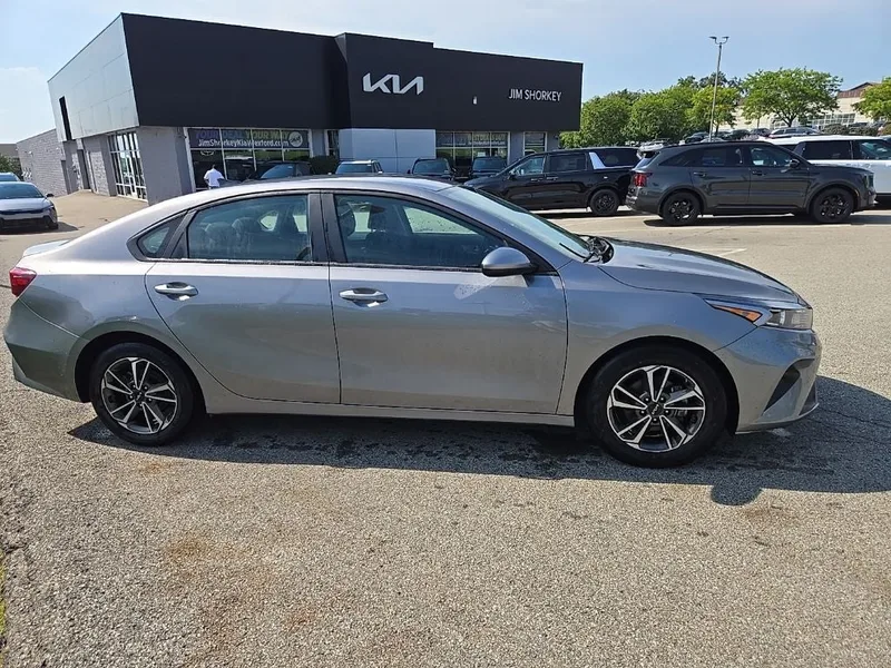 2023 Kia Forte LXS, photo 2