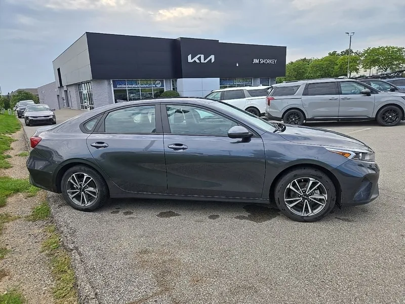 2023 Kia Forte LXS, photo 2