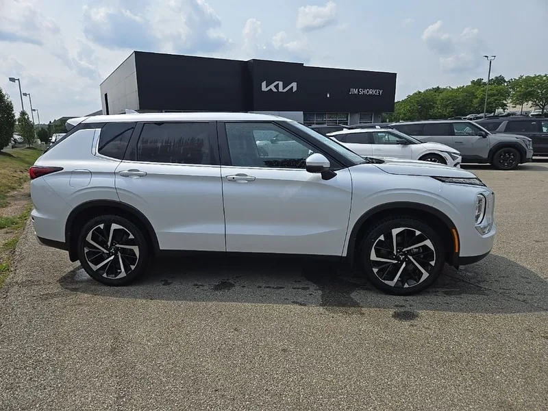 2024 Mitsubishi Outlander SE 4WD, photo 2